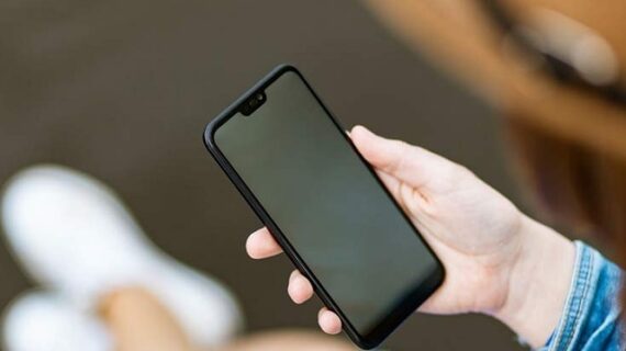 8 Cara Memperbaiki HP yang Tidak Bisa Disentuh Sama Sekali